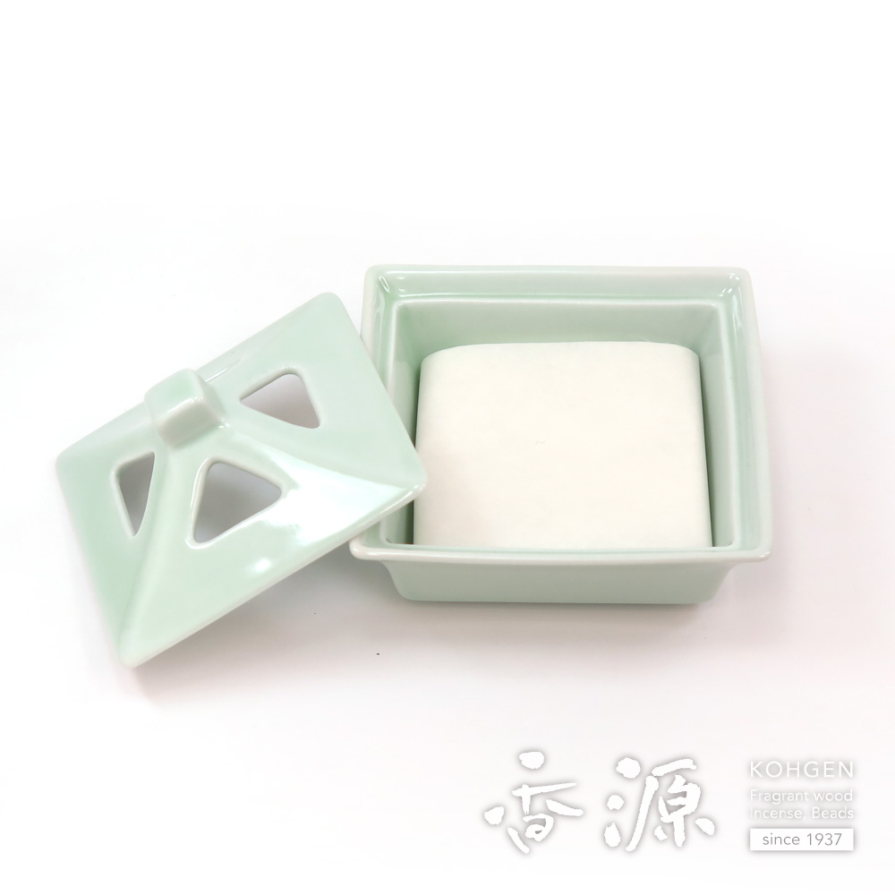 陶器製　白青磁 香炉 香合　義一作 淡い青色 香盒 元箱付き 陶器製 白青磁 香炉 香合 義一作 淡い青色 香盒 元箱付き